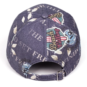 Detalle de hebilla metálica ajustable en gorra de denim azul marino con bordado Beach Calling