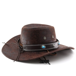 Détail du chapeau de cowboy marron avec bande en turquoise et cordelette réglable