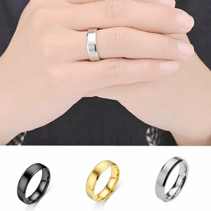 Vista detallada de anillos de acero de titanio mate en tonos negro, dorado y plata