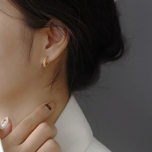 Luxury 925 silver C-shape gold hoop earrings with watchband chain texture on model