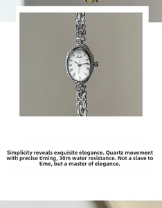 Détail d'un cadran de montre ovale blanc avec chiffres romains et bracelet style bijoux