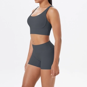 Ensemble de yoga gris anthracite avec brassière et short taille haute, vue de profil