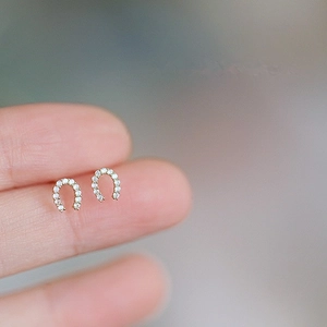 Elegante 14K vergulde hoefijzer oorknopjes met glinsterende witte zirkonia steentjes