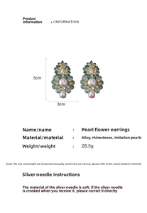Vue détaillée des boucles d'oreilles vintage avec strass bleus et perles pendantes