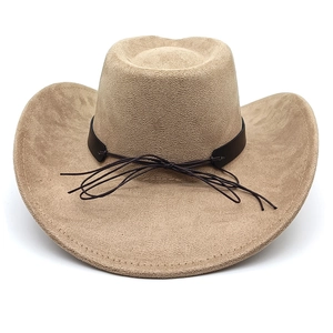 Nahaufnahme hellbrauner Wildleder-Cowboyhut mit dunklem Lederband und feiner Kordel
