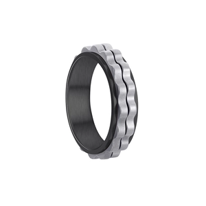 Nahaufnahme des zweifarbigen 6mm Getrieberings mit silberner Wellenstruktur und schwarzem Band