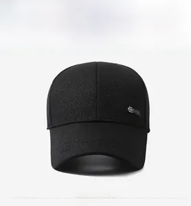 Détail d'une casquette de baseball noire à six panneaux avec plaque métallique décorative