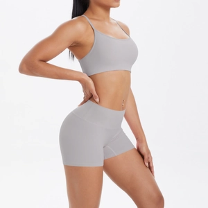 Gros plan d'un ensemble de yoga gris clair avec soutien-gorge et short taille haute