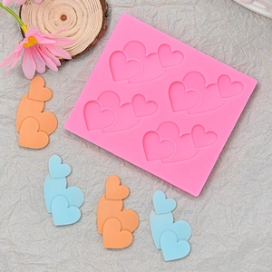 Dettaglio stampo in silicone rosa con quattro motivi a cuore per torte e fai-da-te