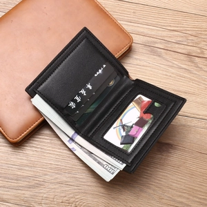 Detailsicht der flachen Bifold-Geldbörse mit Kartenfächern und einem großen Geldscheinfach