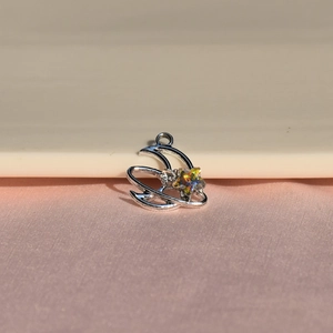 Détail macro du pendentif lune et étoile en argent avec zircon coloré pour bijoux DIY