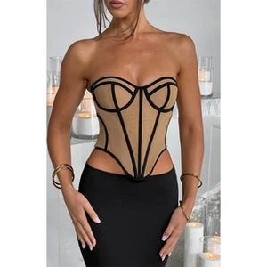 Détail de la robe corset marron moulante avec bordures noires et décolleté en cœur