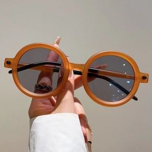 Lunettes de soleil rondes rétro ambre mat avec ver mat et verres gris foncé de style classique