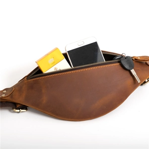 Sac banane en cuir marron pour hommes avec texture vintage montrant sa grande capacité