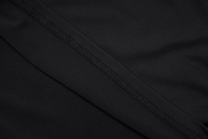 Gros plan sur les coutures et la texture du tissu noir du haut bustier ajusté
