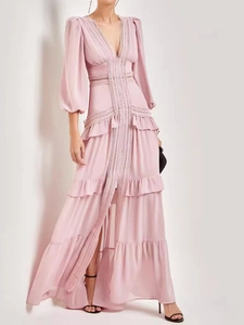 Elegantes rosa Maxi-Kleid mit V-Ausschnitt, Spitzenbesatz, Laternenärmeln und Stufenrock