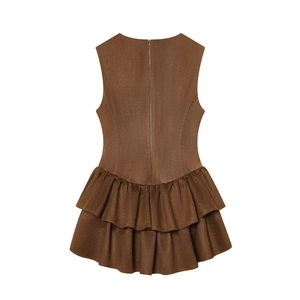 Détail du zip arrière et de l'ourlet à volants sur une robe marron sans manches en daim
