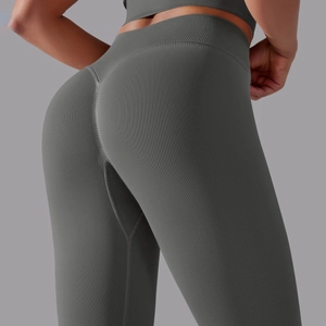 Detailaufnahme der nahtlosen grauen Yogahose mit hoher Taille, Rippenstruktur und Push-Up-Effekt