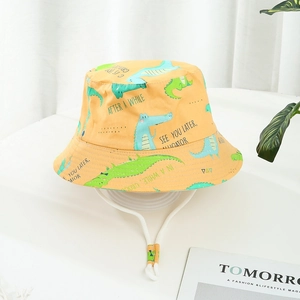 Détail d'un chapeau soleil enfant avec motifs crocodiles et cordon réglable