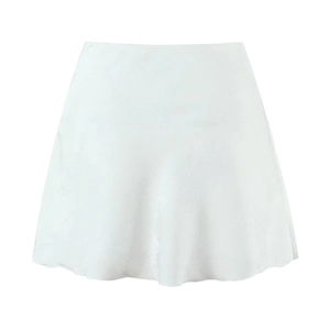 Détail du tissu jacquard blanc avec motifs subtils sur une mini-jupe trapèze