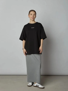 Oversized μαύρο βαμβακερό T-shirt με τύπωμα ESPIREO και σετ γκρι μακριά φούστα