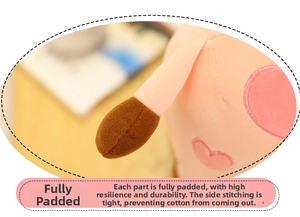 Primer plano de peluche de vaca rosa que muestra textura suave y costuras bien detalladas