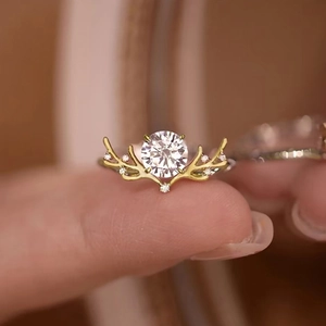 Macro di anello in argento con design a corna di renna e pietra di zircone brillante