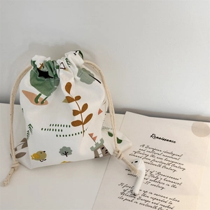 Detalle de bolsa de lona con cordón con estampados de castillos y aves, textura y cuerda fina