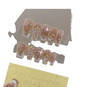 Unghie natalizie a pressione con effetto cat-eye argento e decorazioni a fiocco di neve