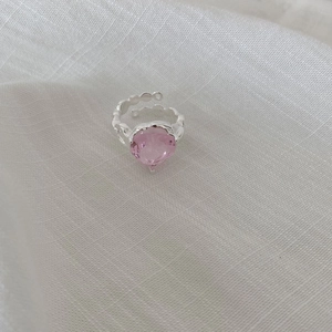 Elegant 925 silver ring featuring a pink heart zirconia and wavy textured band