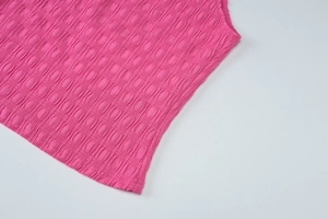 Gros plan sur la maille rose texturée montrant un motif de bulles tridimensionnel