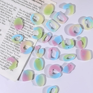Gros plan de pendentifs géométriques en résine dégradée pour boucles d'oreilles DIY