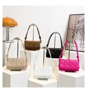 Sacs à bandoulière matelassés en cinq couleurs sur des supports blancs et lumière douce