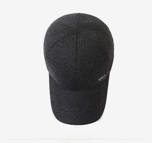Vue de dessus de la casquette d'hiver gris foncé avec texture laine et logo latéral