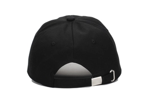 Vue détaillée de la boucle métallique réglable à l'arrière d'une casquette en coton noir