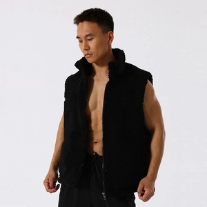 Dettaglio del gilet nero in pile con collo alto e chiusura a zip scorrevole