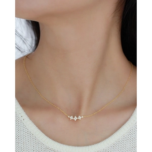Exquisite S925 sterling silver gold-plated clover necklace with sparkling flower pendant