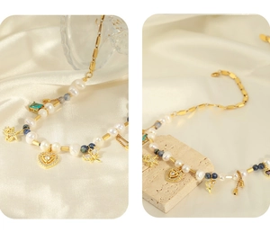 Détails du collier en acier titane doré avec perles d'eau douce et pierres bleues