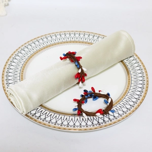 Ronds de serviette patriotiques aux perles rouges, blanches et bleues pour table festive