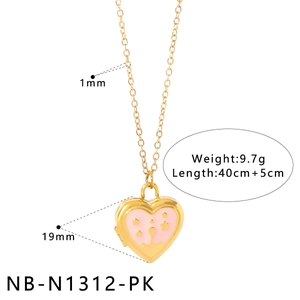 Détail du pendentif cœur émaillé rose 19mm avec étoile et lune sur chaîne dorée