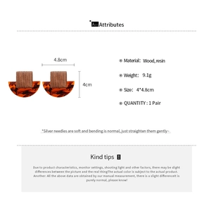 Detailed size chart for geometric square wooden earrings with amber resin texture