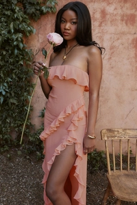 Détails de la robe bustier abricot avec volants en mousseline et fente haute latérale
