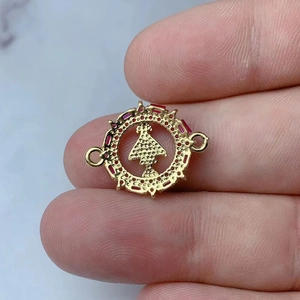 Goldener Maria-Anhänger mit roten Steinen und ausgeschnittenem Weihnachtsbaum-Design