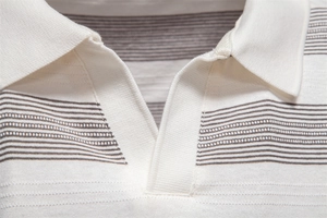 Vue détaillée du col à revers rayé d'un polo blanc pour homme en maille fine