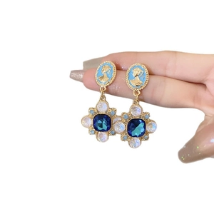 Boucles d'oreilles camée vintage avec pierres précieuses bleues et cristaux brillants