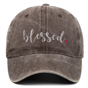 Detail der weißen Blessed-Stickerei und des roten Kreuzes auf der gewaschenen Baseballkappe