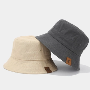 Cappelli a secchiello minimalisti in tela kaki e grigio scuro con toppa in pelle