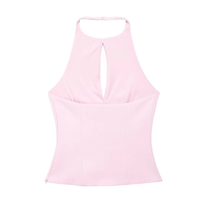 Détail d'un haut licou rose avec encolure en trou de serrure et accent de nœud élégant