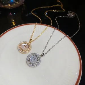 Collier croix en plaqué or 18 carats avec nacre blanche et zircons brillants élégants