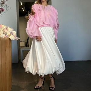 Detail van de witte ballonrok en de roze gelaagde organza ruches van de outfit